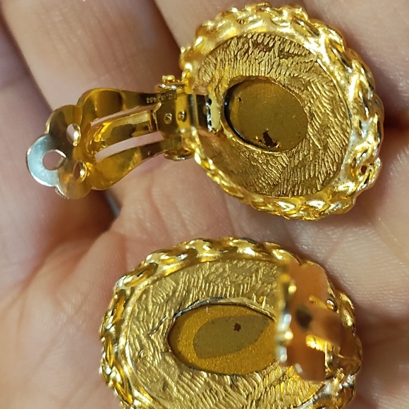 VINTAGE (PAT. #0156452) FILIGREE GOLD-TONE OVAL CRYSTAL CLIP-ON 1" EARRINGS - Picture 6 of 8